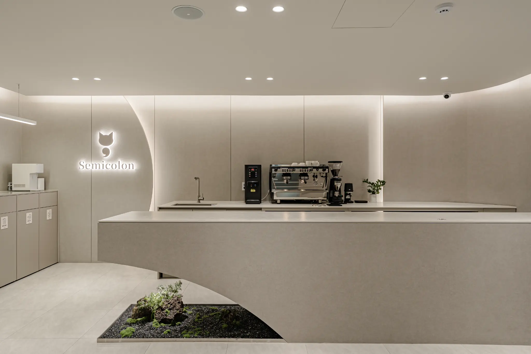 세미콜론 로고 및 카페 공간